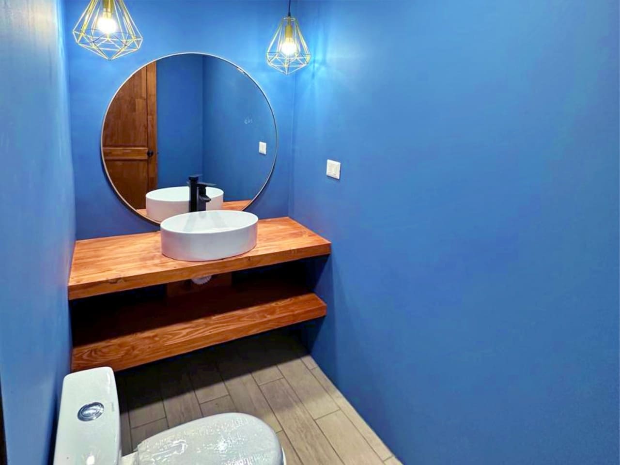 Remodelación baño elegante con muebles de raulí - Construmel